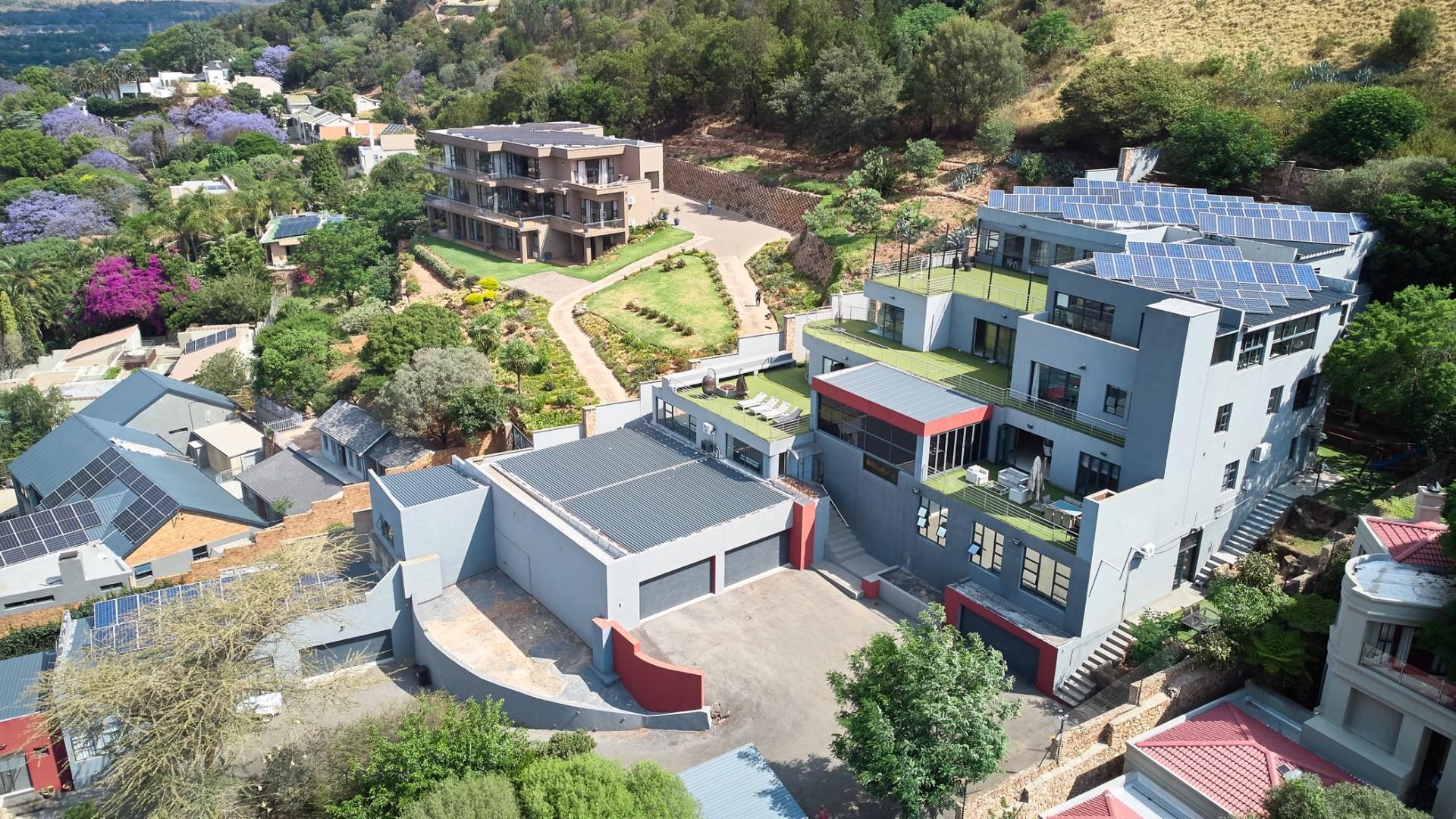 Prestigious Luxury Home with Panoramic Views — photograph 3