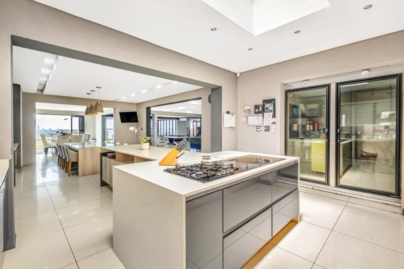 Prestigious Luxury Home with Panoramic Views — photograph 5