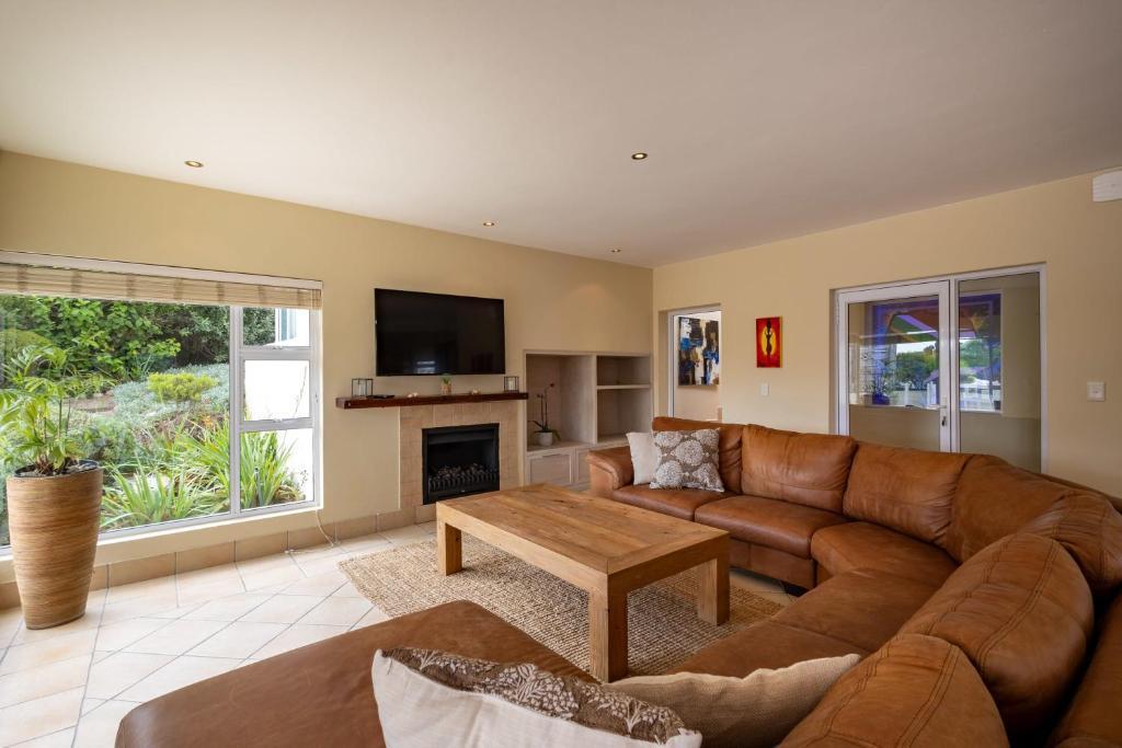 6 Bedroom House For Sale in Solar Beach — photograph 3