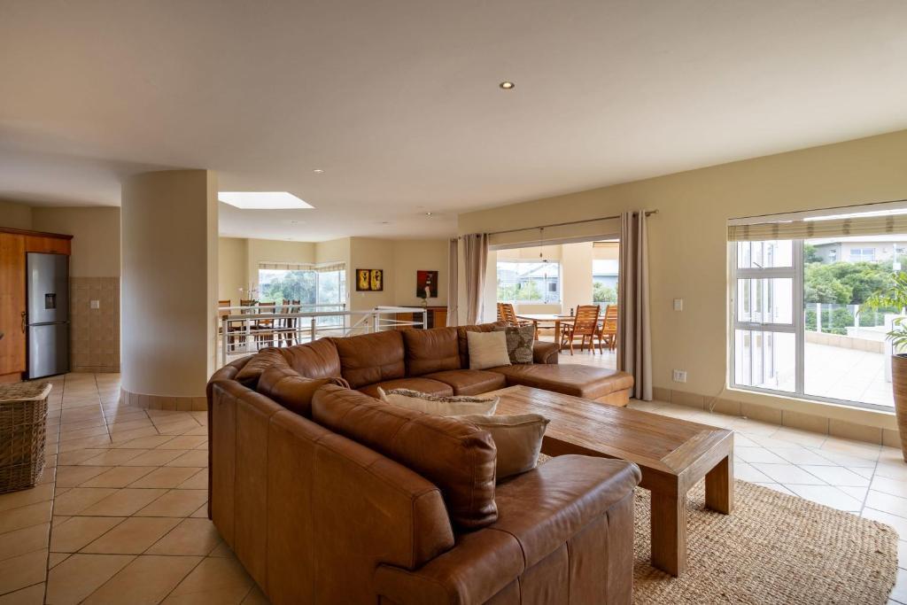 6 Bedroom House For Sale in Solar Beach — photograph 4