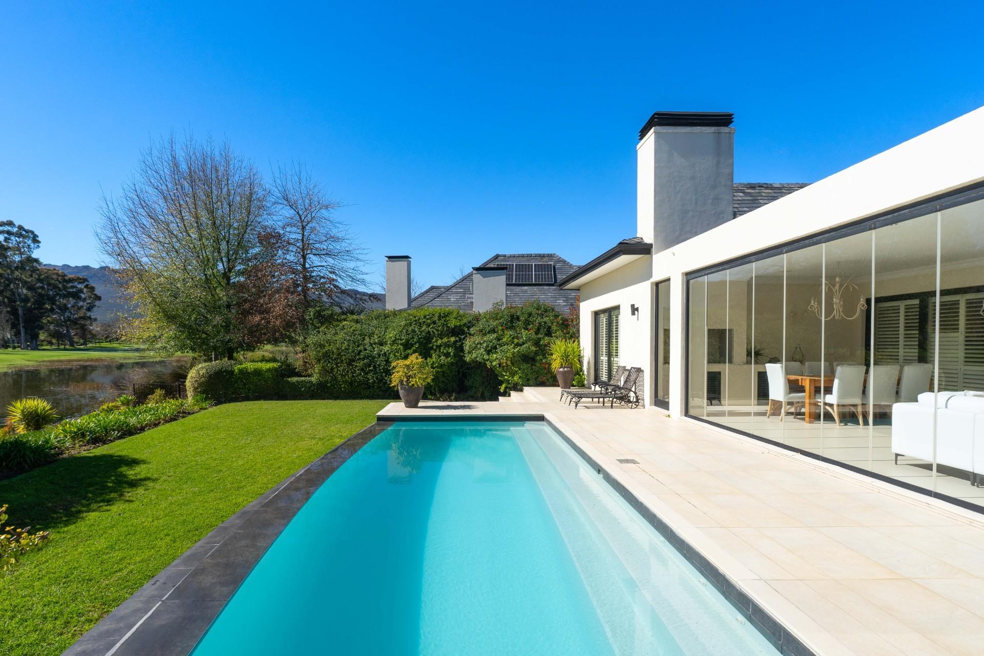 Stylish Lakeview Home with Pool — photograph 3