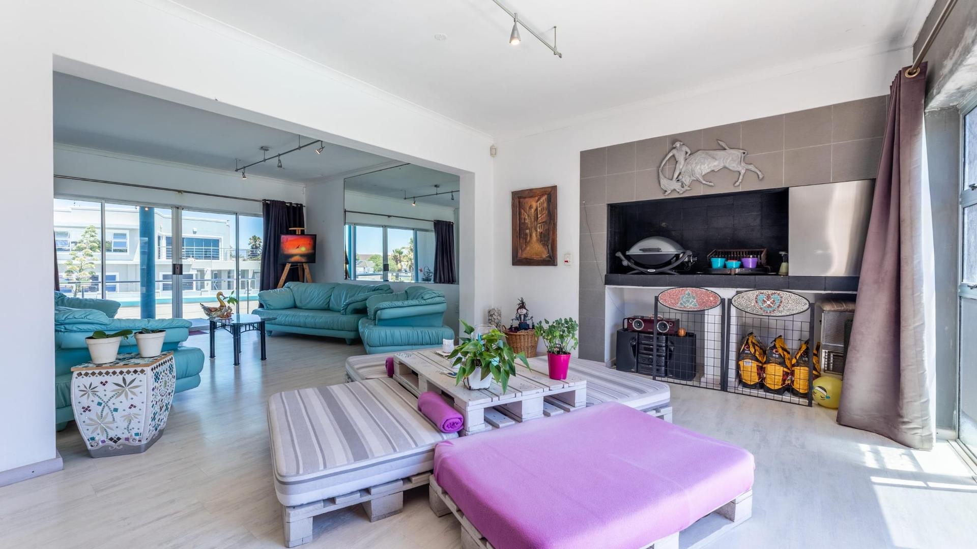Refined Beachside Living with Timeless Elegance — photograph 3