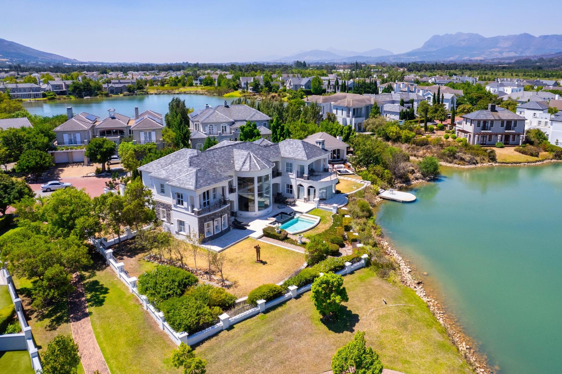 Luxury Lakeside Home with Mountain Views — photograph 3