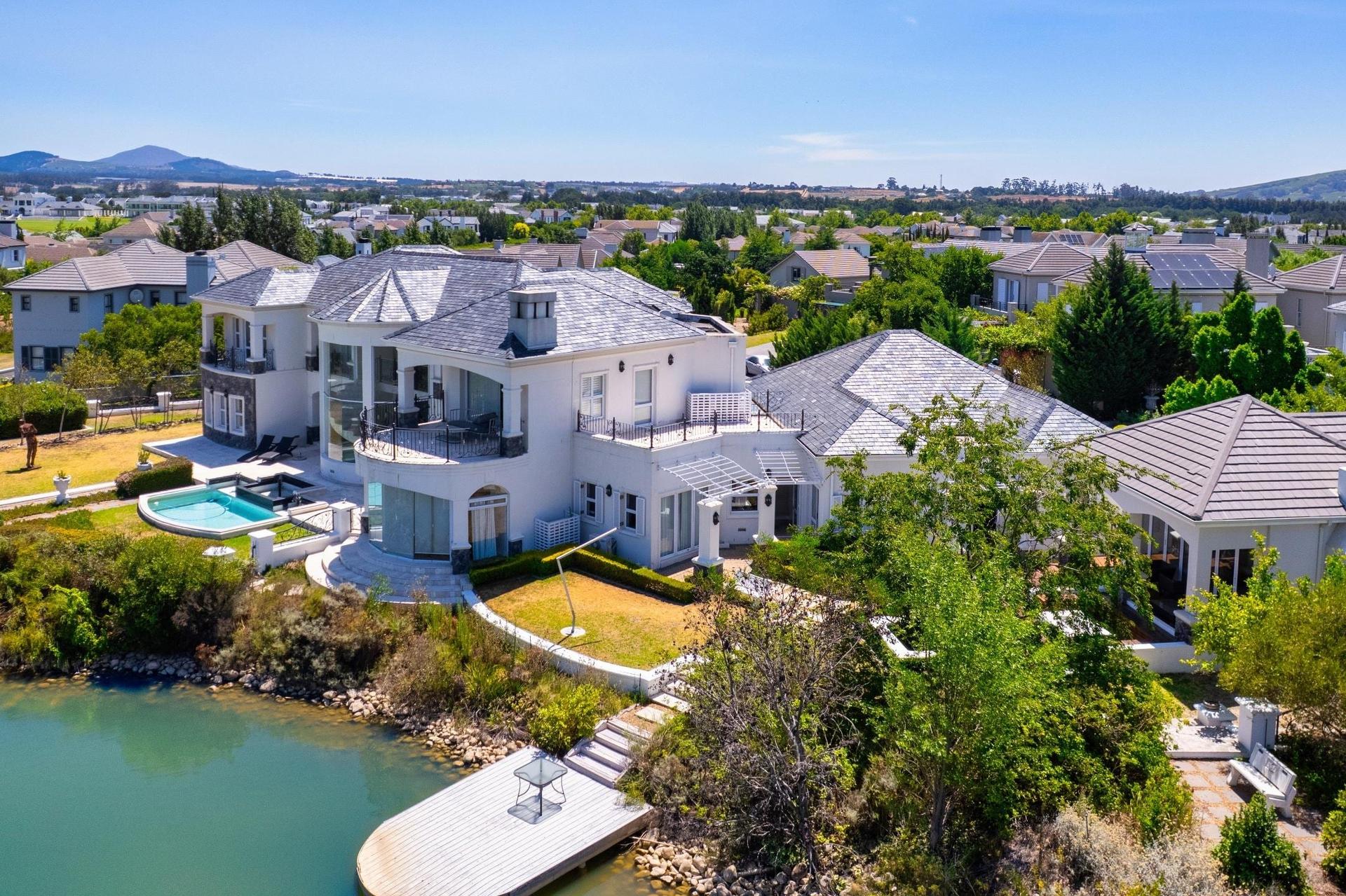 Luxury Lakeside Home with Mountain Views — photograph 5