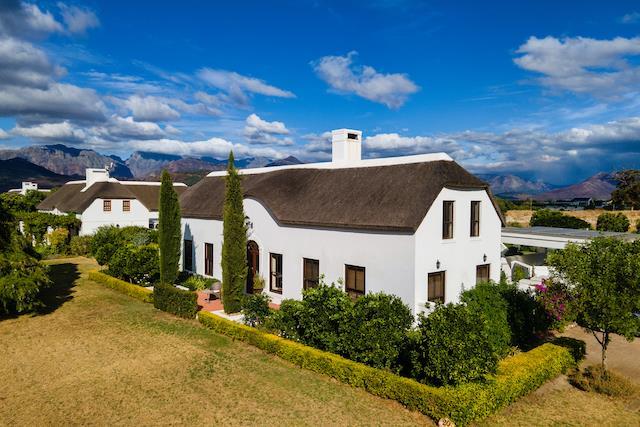 Panoramic Views, Privacy and Proven Investment Appeal — photograph 4