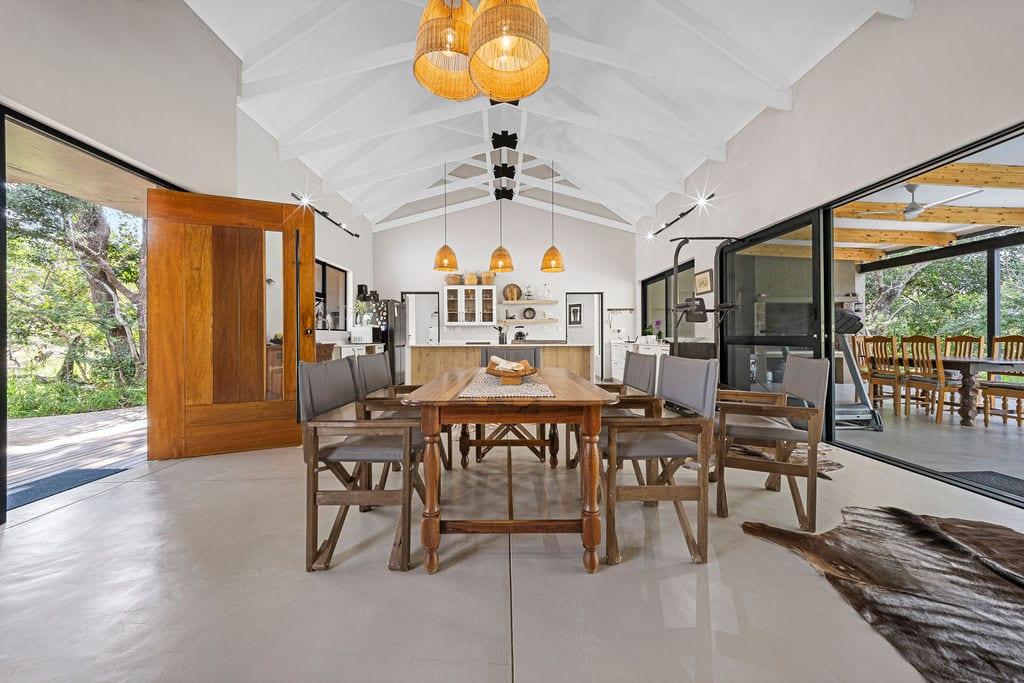 Luxury Bushveld Retreat with Riverbed Views — photograph 3