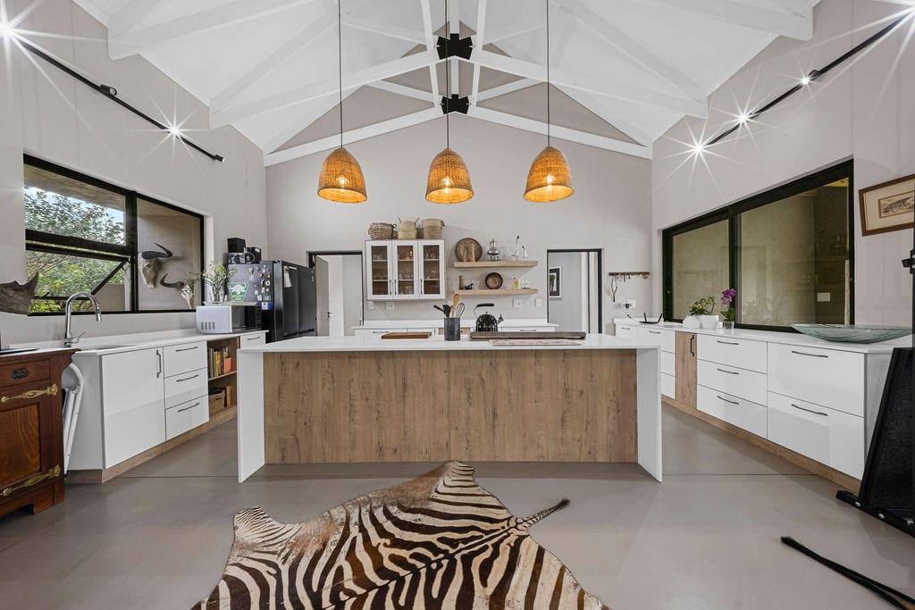 Luxury Bushveld Retreat with Riverbed Views — photograph 4
