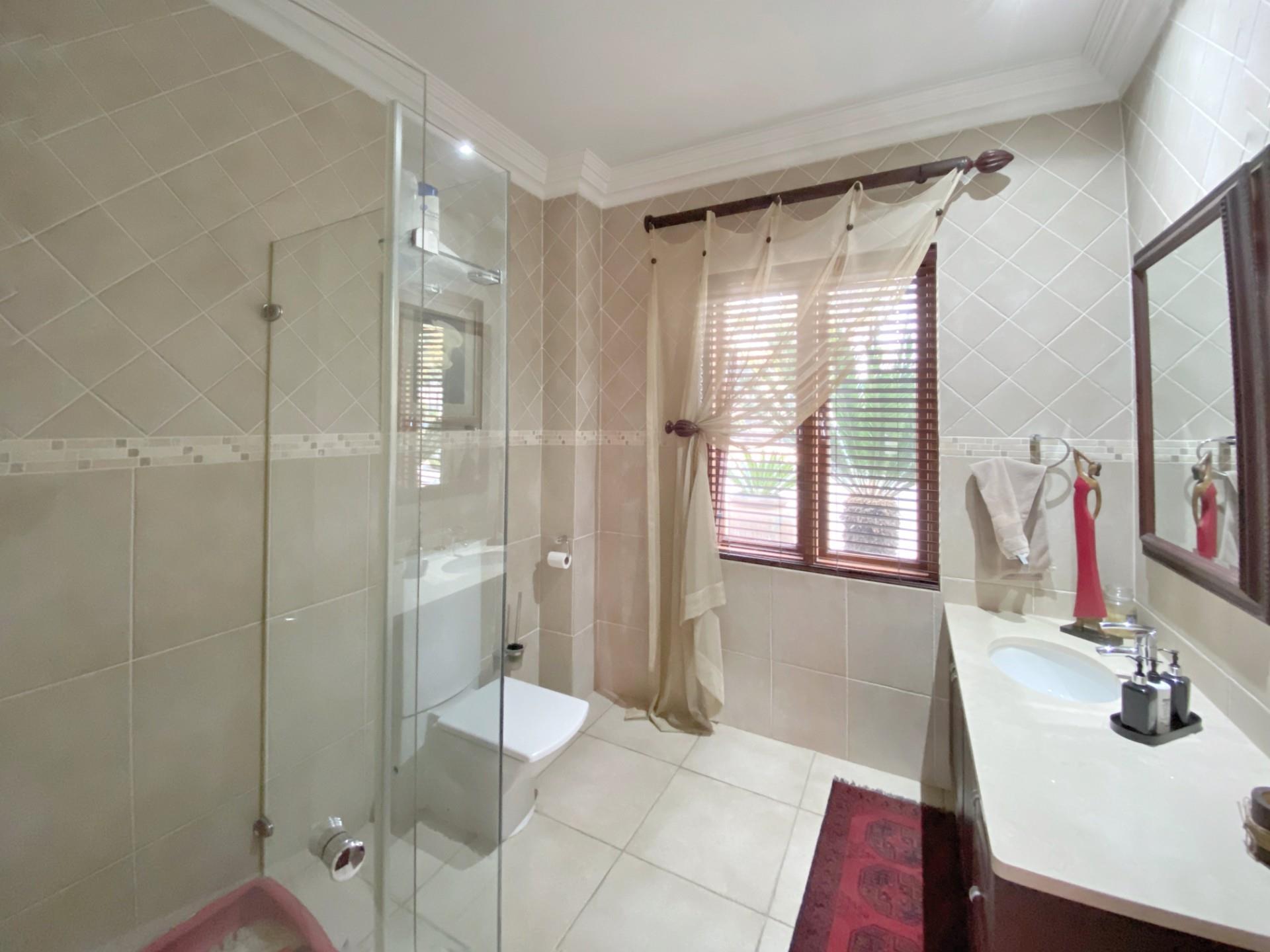 Immaculate Palatial Family Home — photograph 2