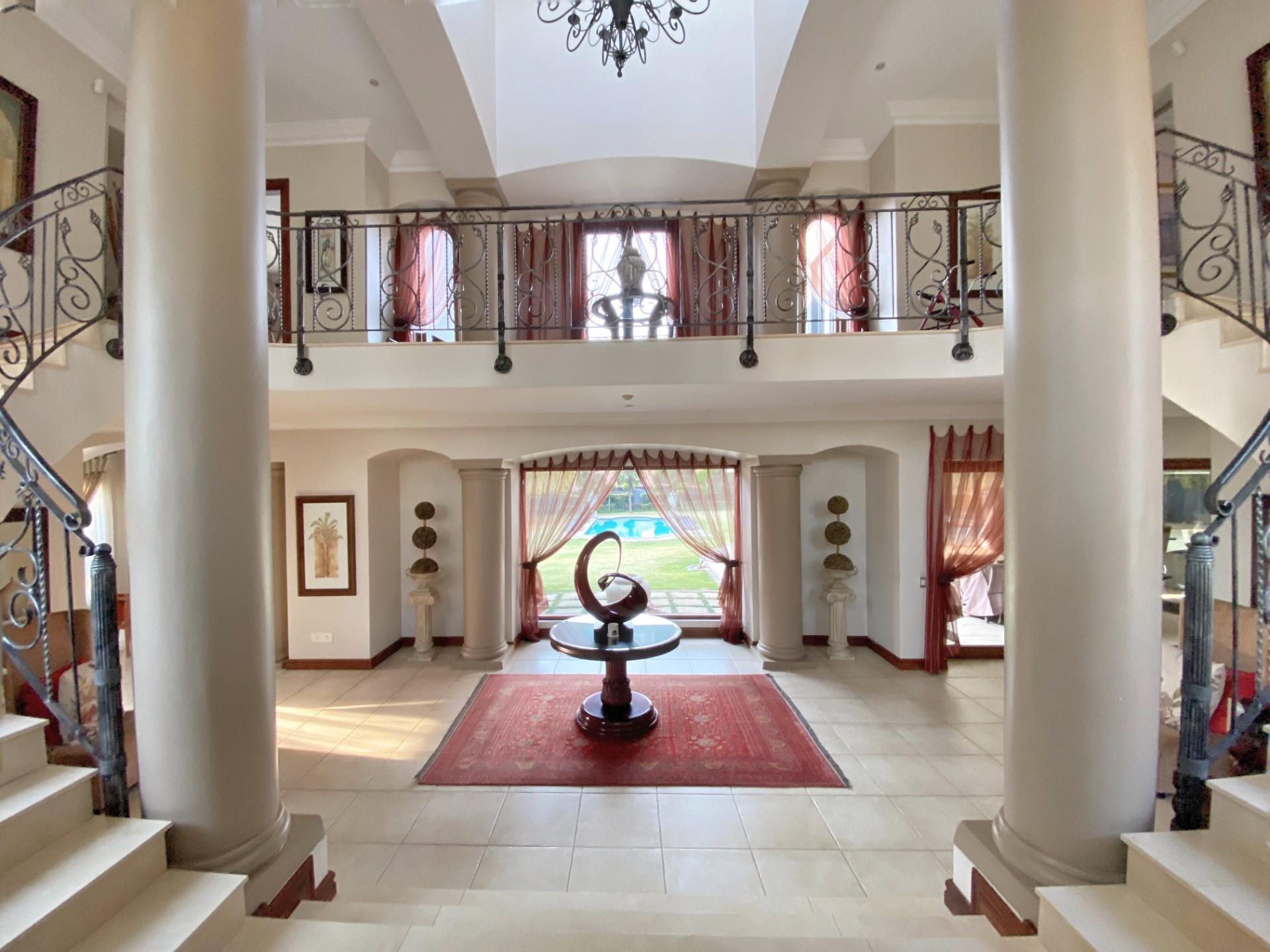 Immaculate Palatial Family Home — photograph 4