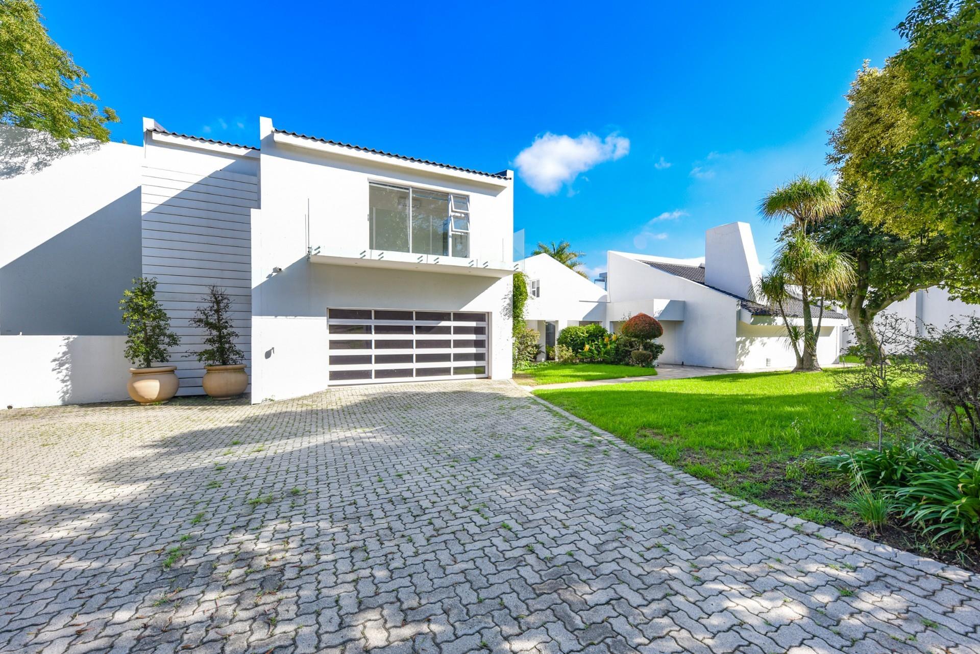 Modern 5 bedroom mansion in Morningside — photograph 2