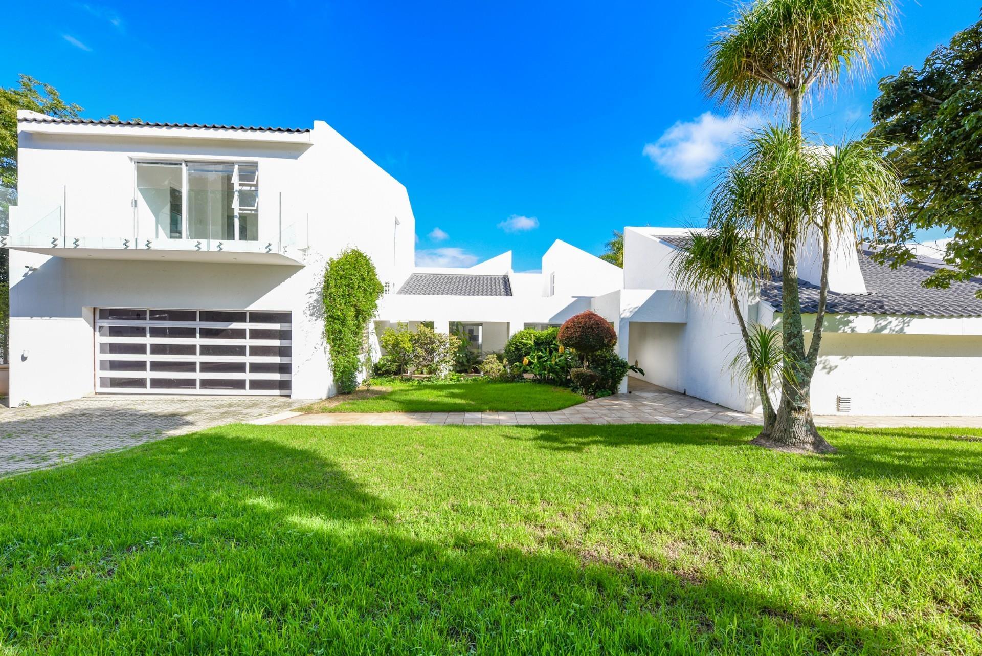 Modern 5 bedroom mansion in Morningside — photograph 3