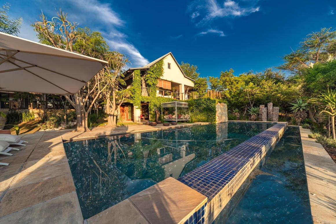 Boomed-Enclave Estate Home in Kyalami — photograph 2