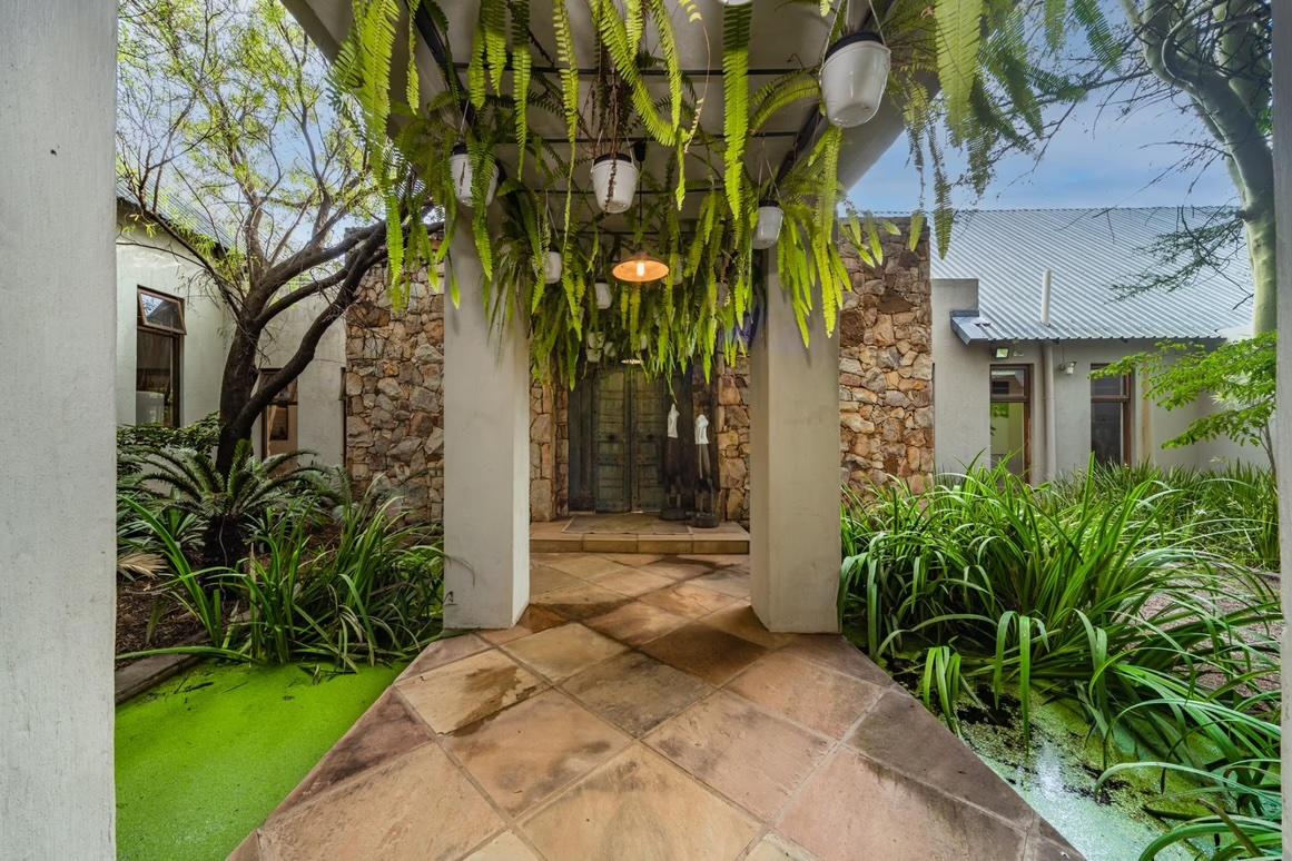 Boomed-Enclave Estate Home in Kyalami — photograph 4