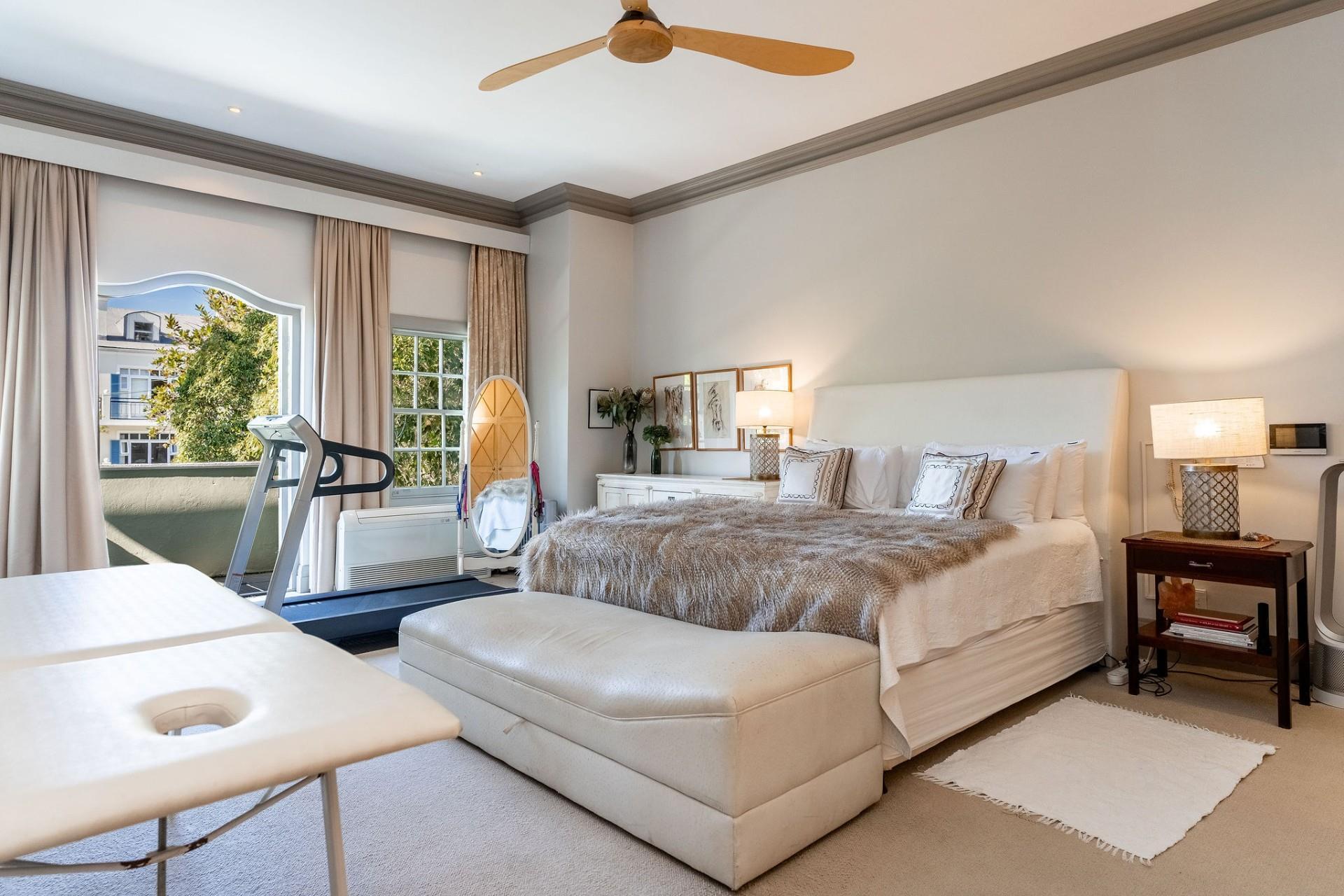 elegant manor in prime location — photograph 3