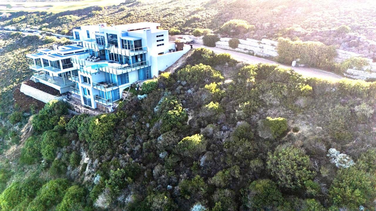 A Rare Cliffside Coastal Retreat — photograph 2