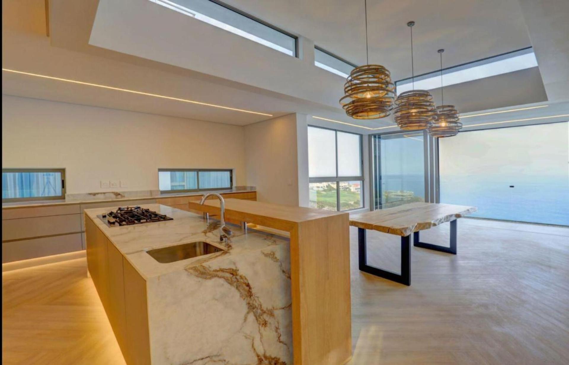 A Rare Cliffside Coastal Retreat — photograph 5