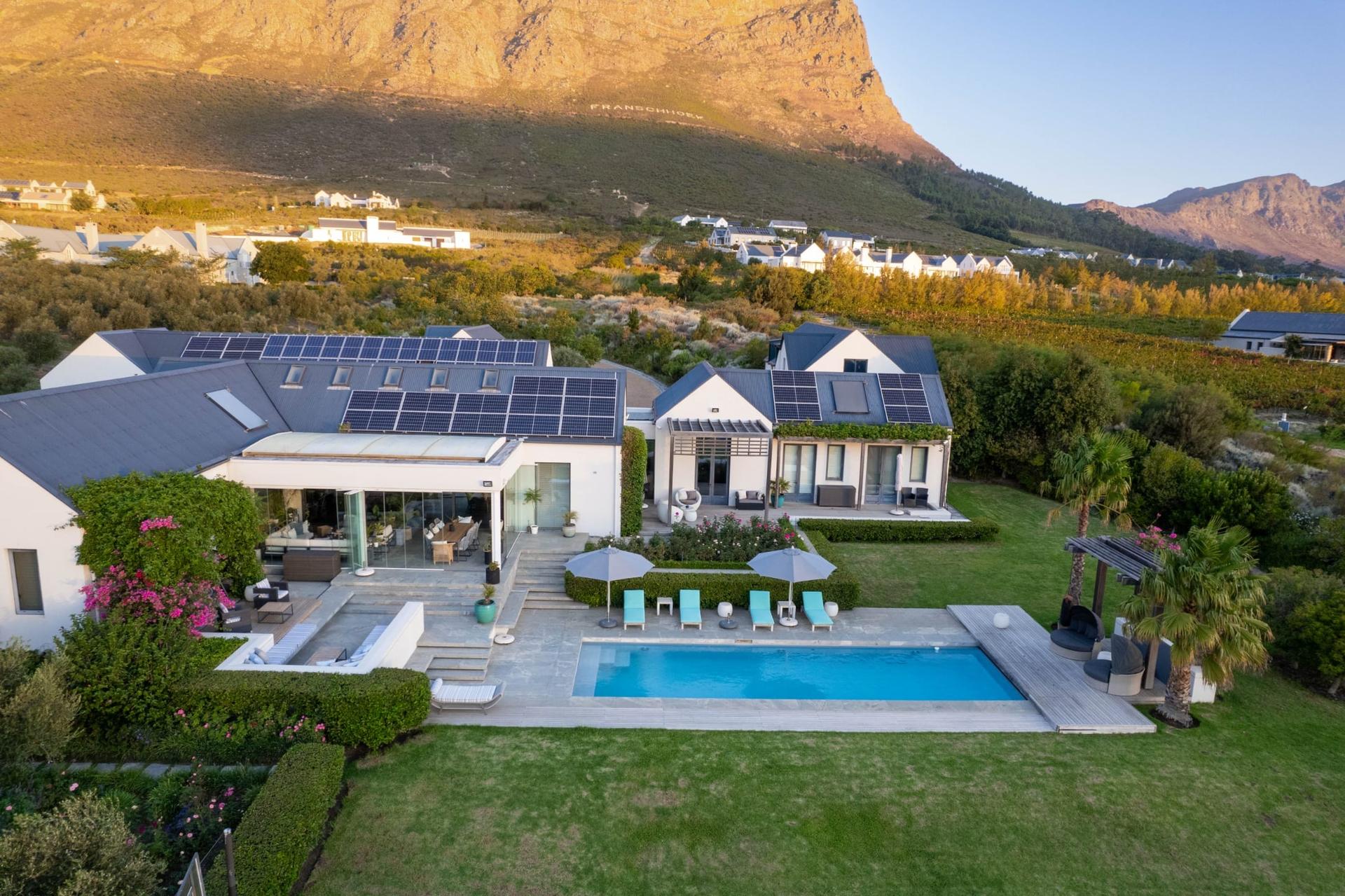 Private Architectural Estate Residence — photograph 2