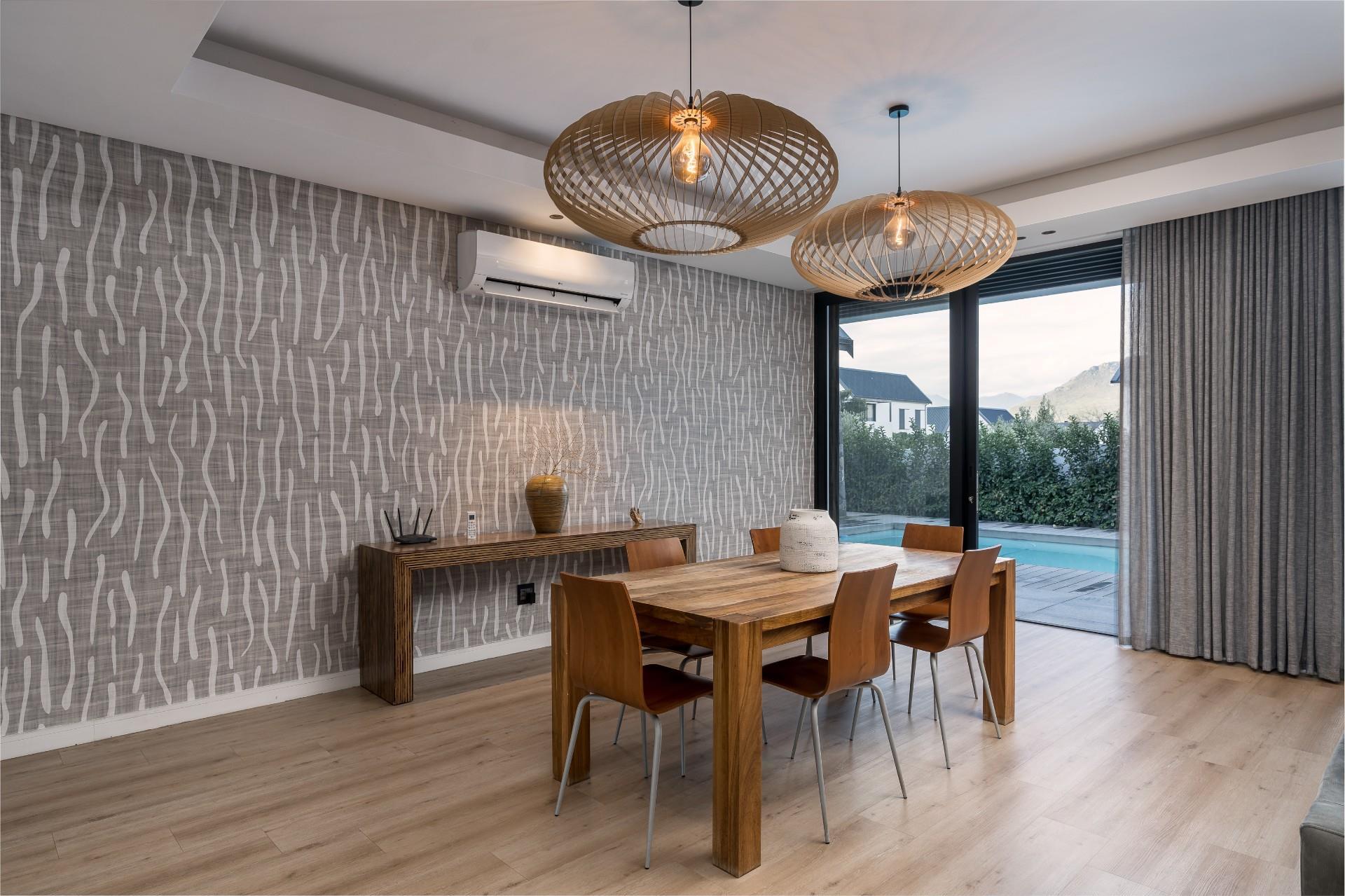 Stunning Modern Family Home with Breathtaking Mountain Views! — photograph 2