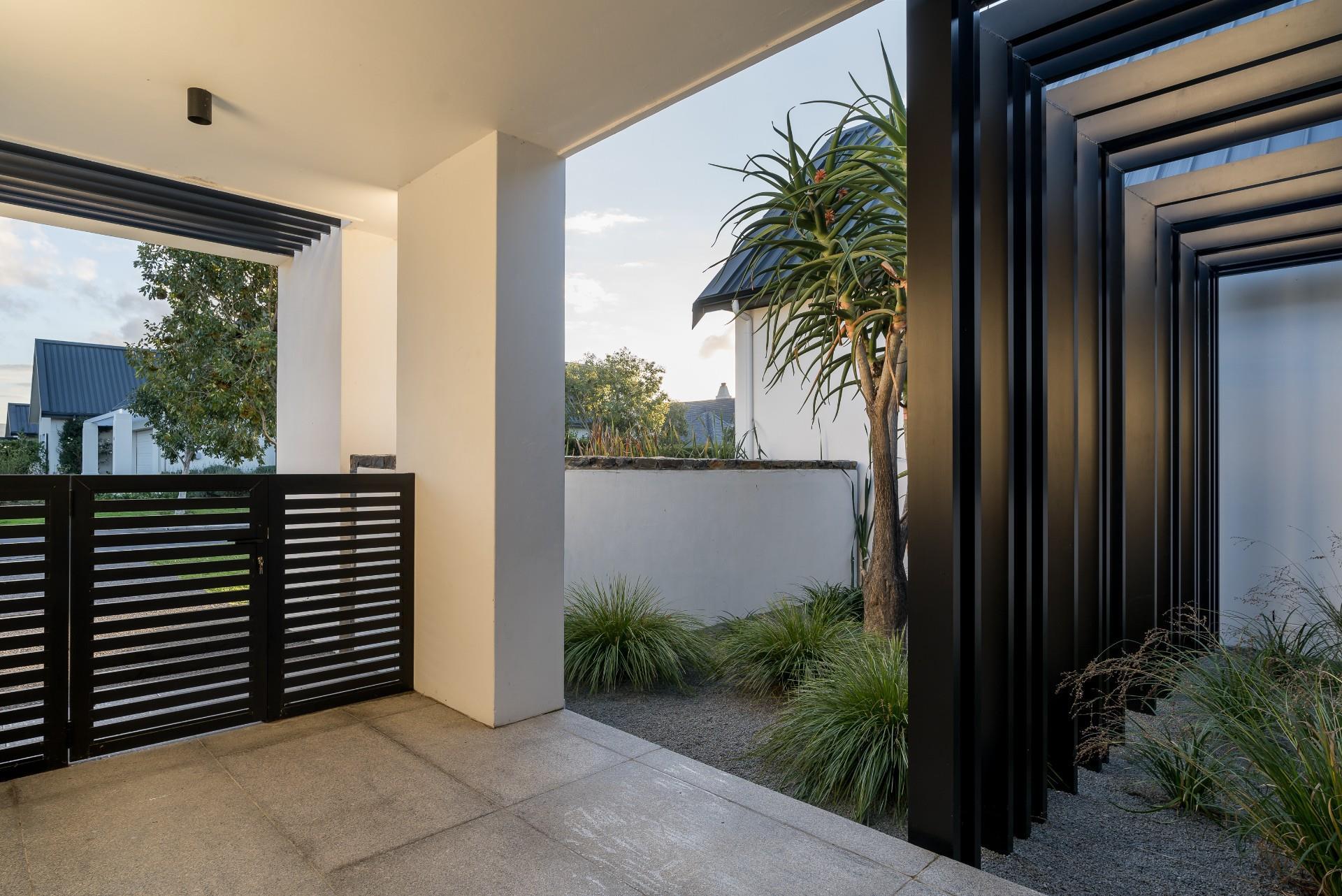 Stunning Modern Family Home with Breathtaking Mountain Views! — photograph 3