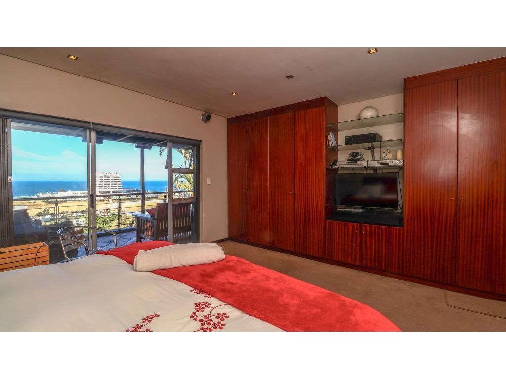 6 Bedroom House For Sale in Signal Hill — photograph 2