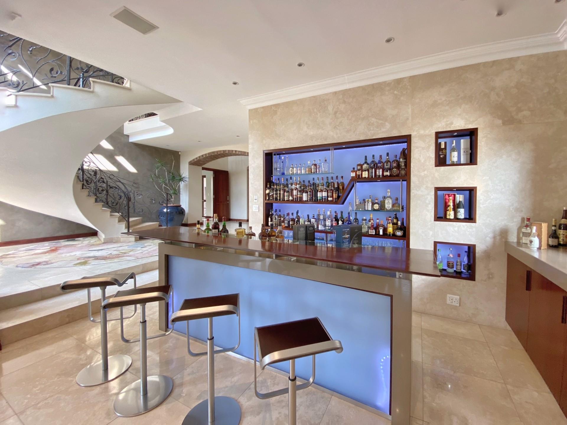 Refined Home Designed for Modern Entertaining — photograph 5