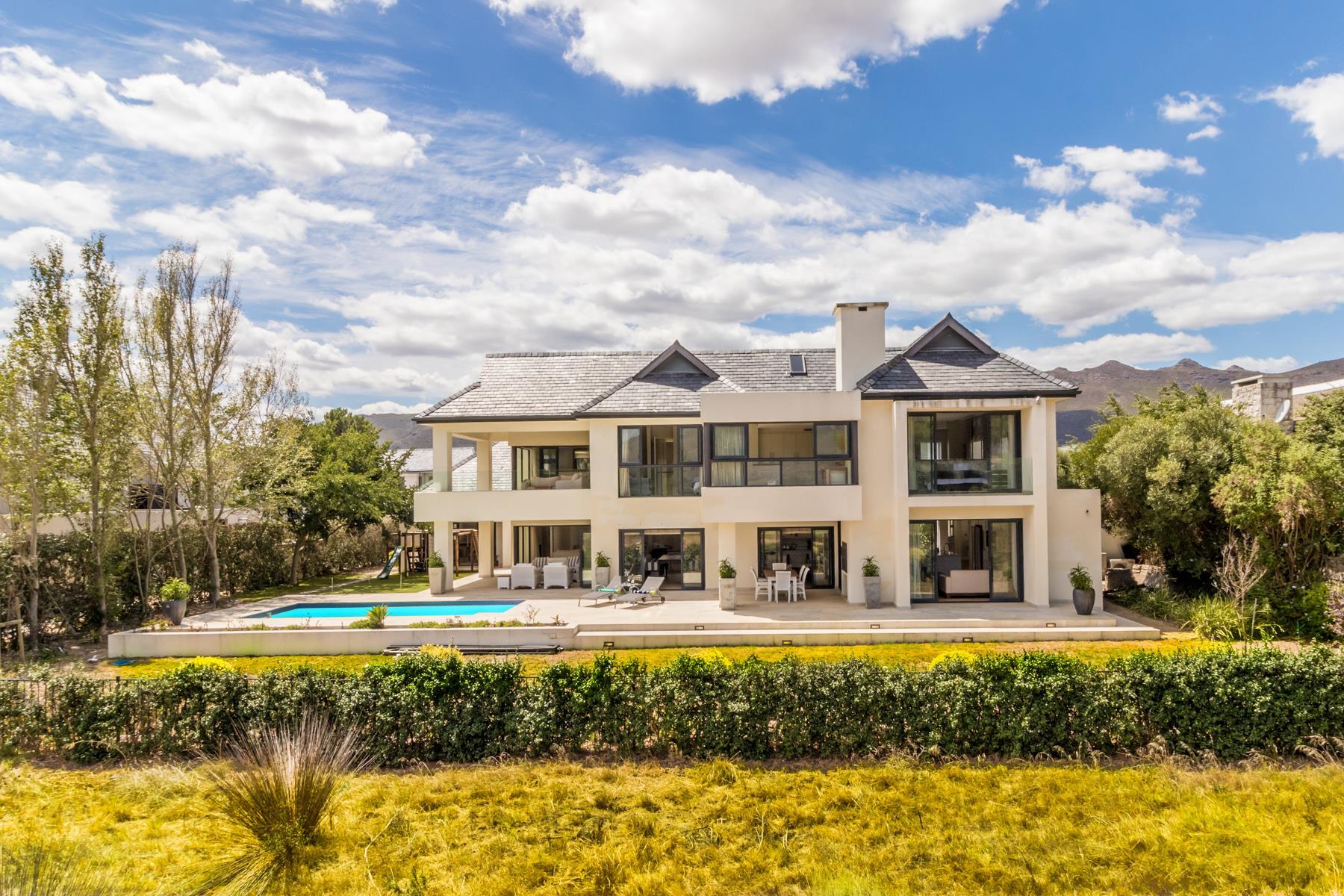 Perfectly Positioned Family Home — photograph 2