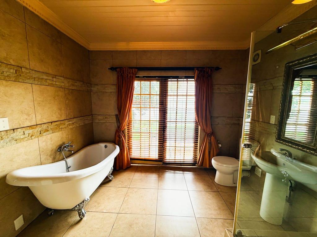 4 Bedroom House For Sale in Bronkhorstbaai — photograph 2