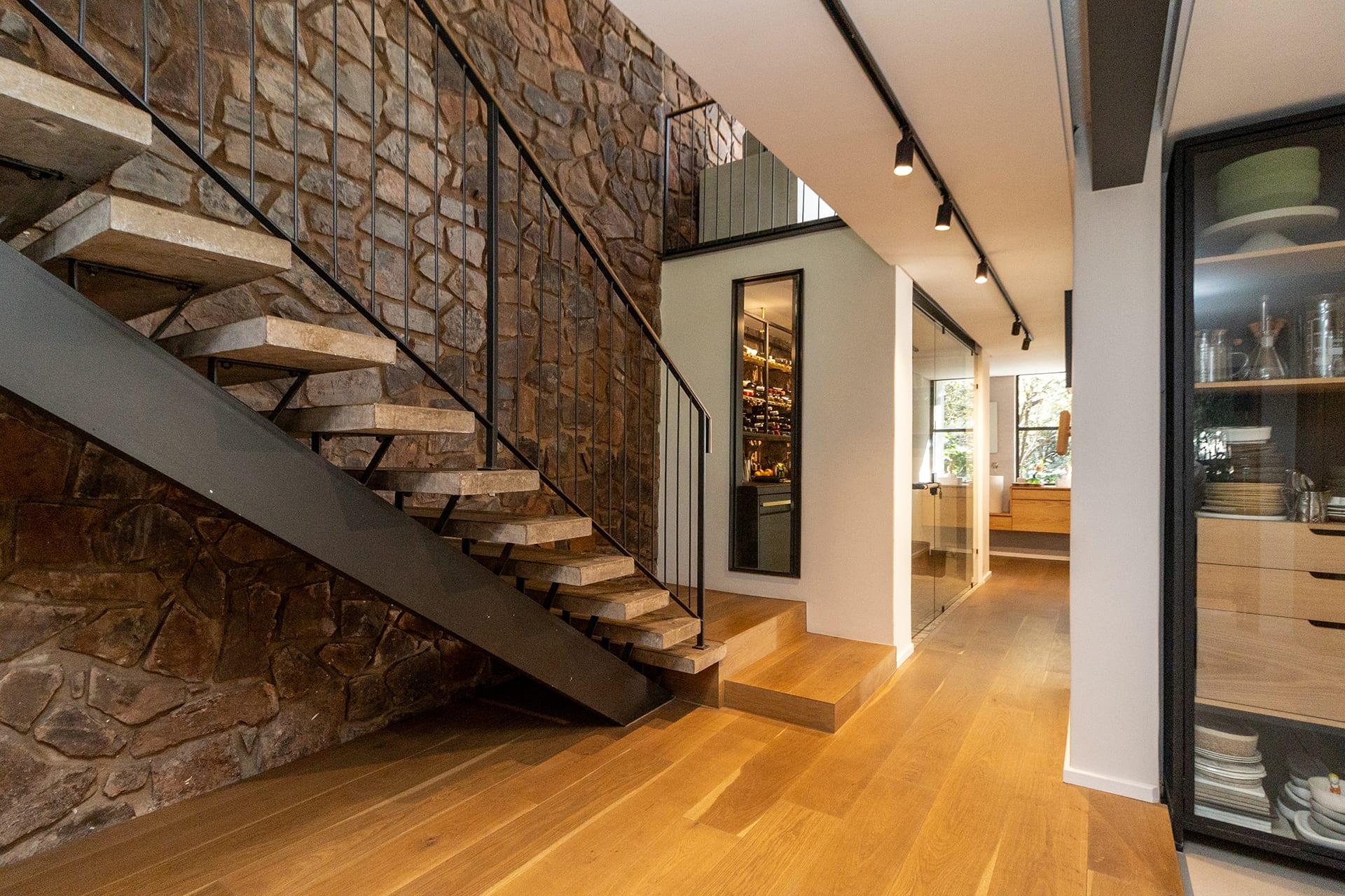 A Private Estate of Earthy Modern Elegance — photograph 2