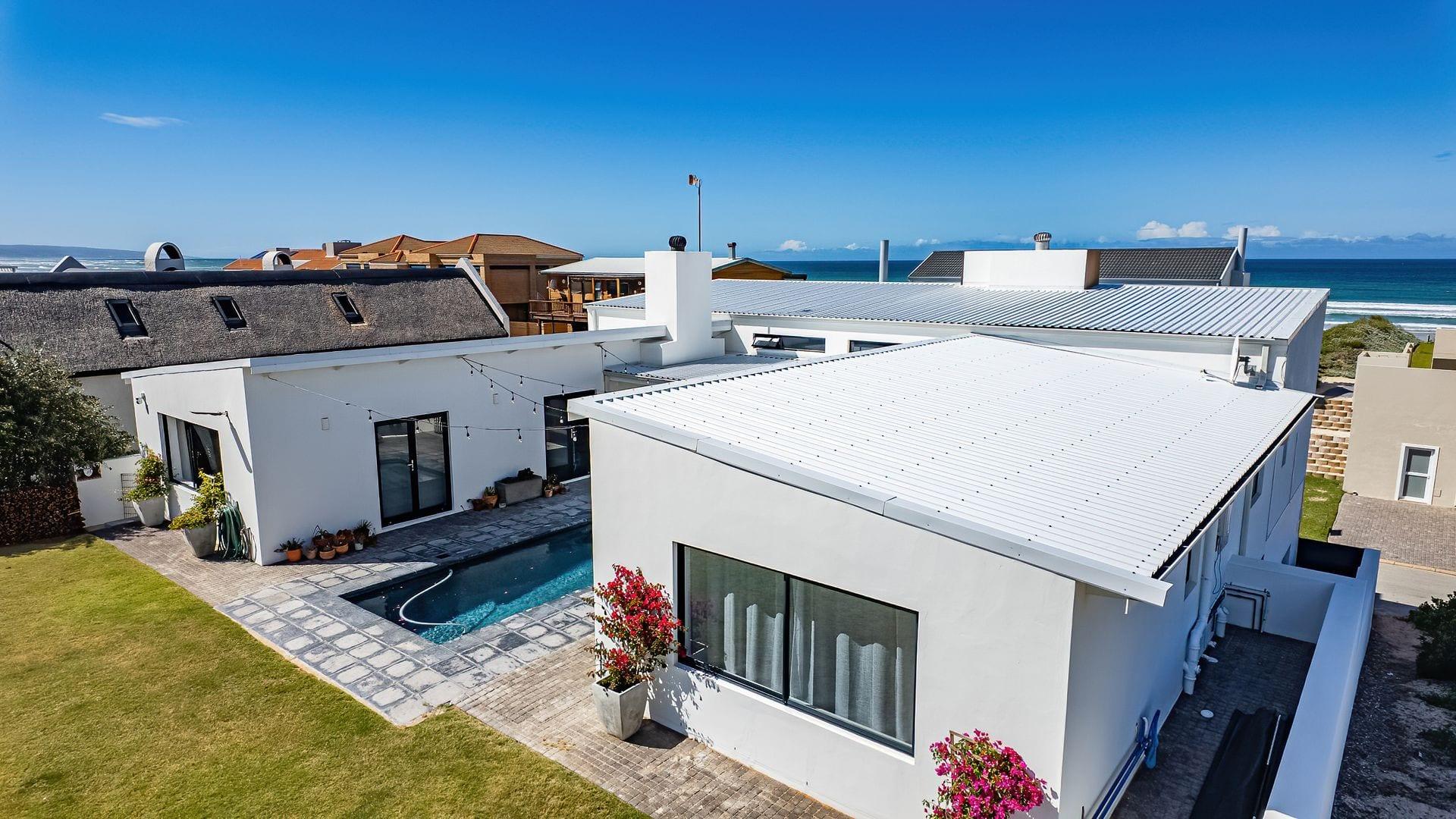 Modern Coastal Retreat with Sea Views and Off-Grid Luxury — photograph 2