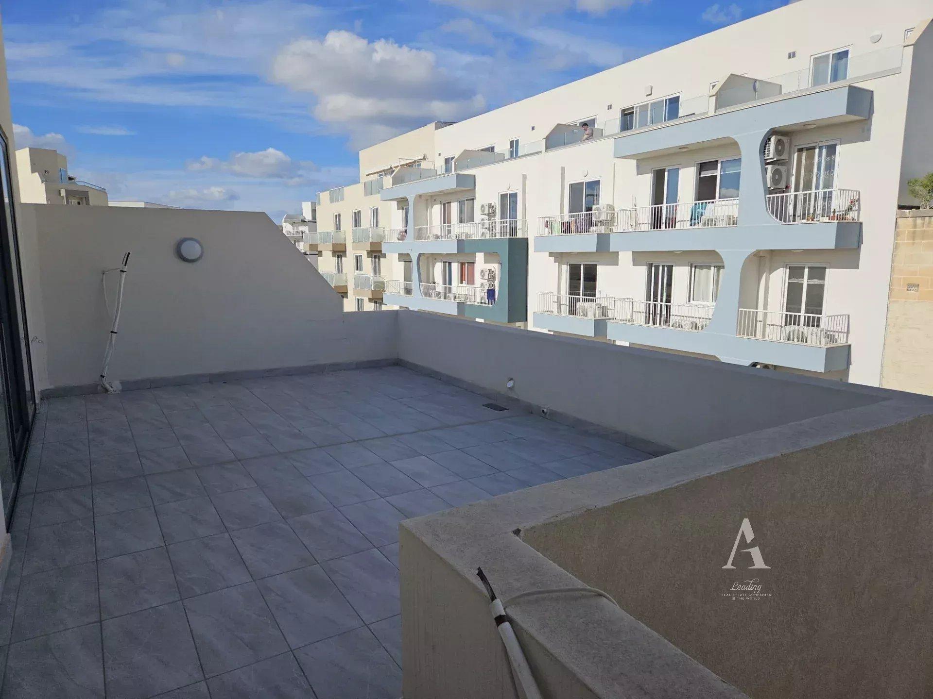 1-Bedroom Penthouse in Msida — photograph 4