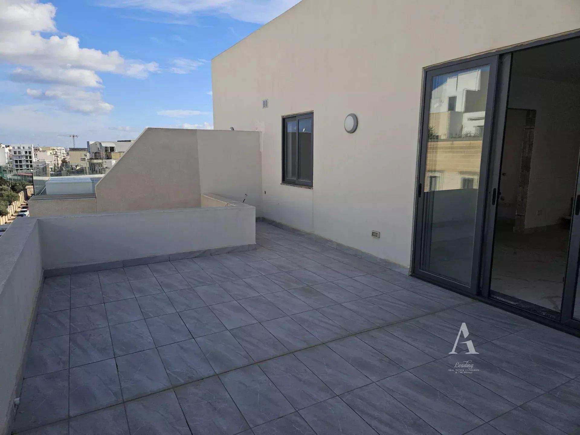 1-Bedroom Penthouse in Msida — photograph 2