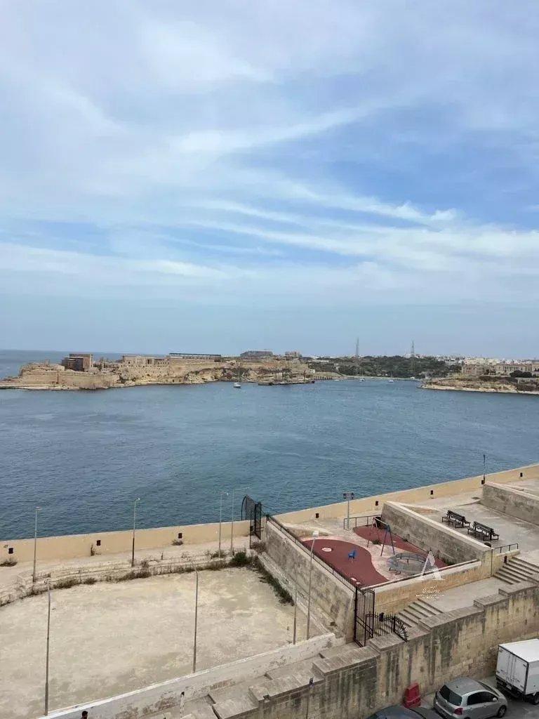 3-Bedroom Townhouse in Valletta — photograph 3