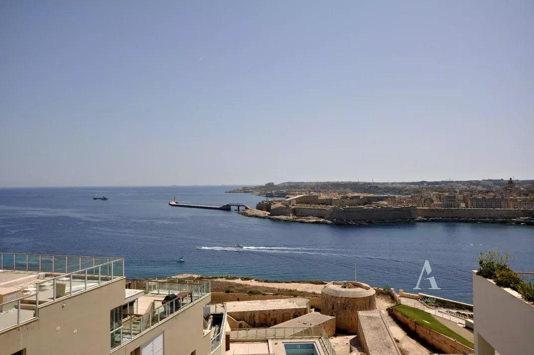 Seafront Apartment in Sliema — photograph 3