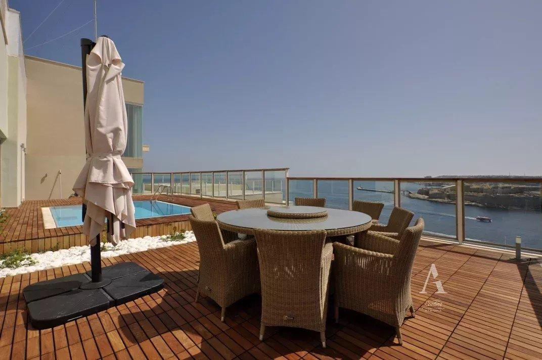 Seafront Apartment in Sliema — photograph 5