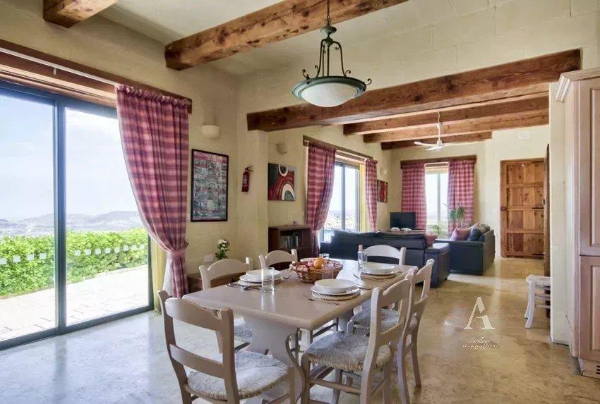 3-Bedroom House in Santa Lucija — photograph 3