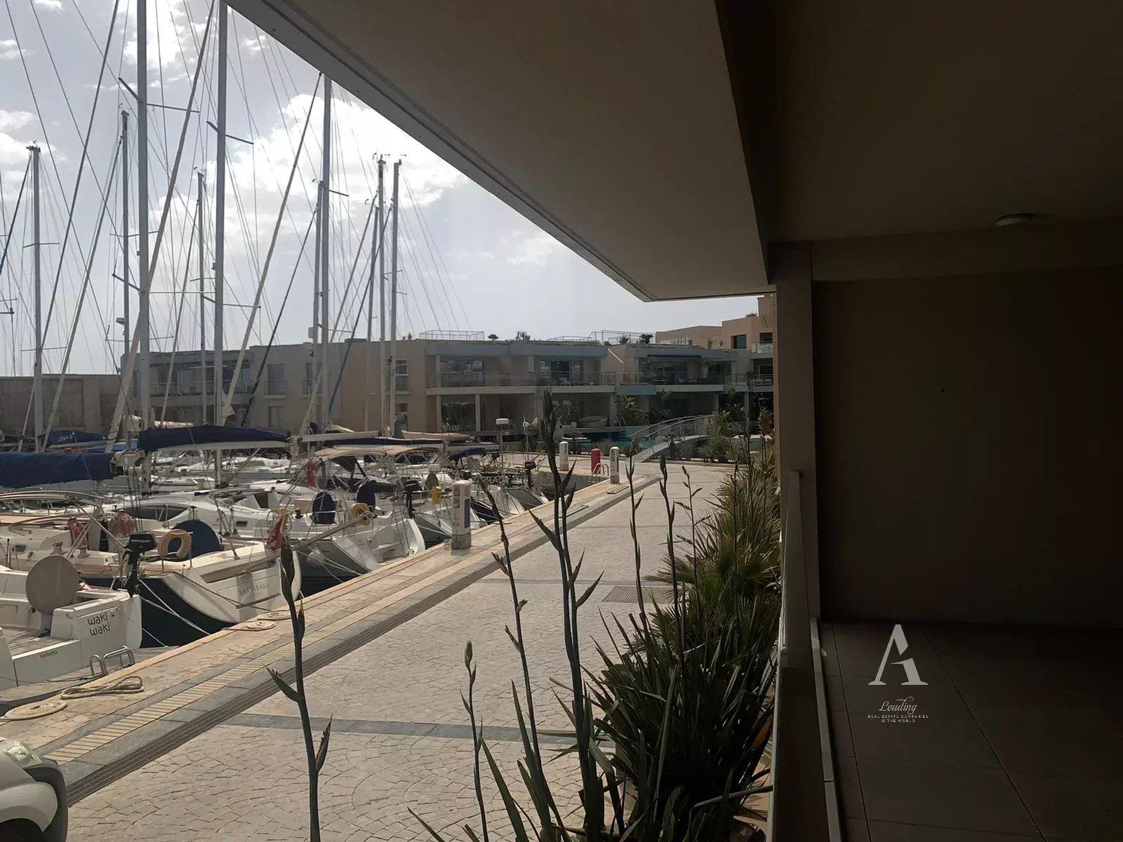 Waterfront Apartment in San Ġiljan — photograph 3