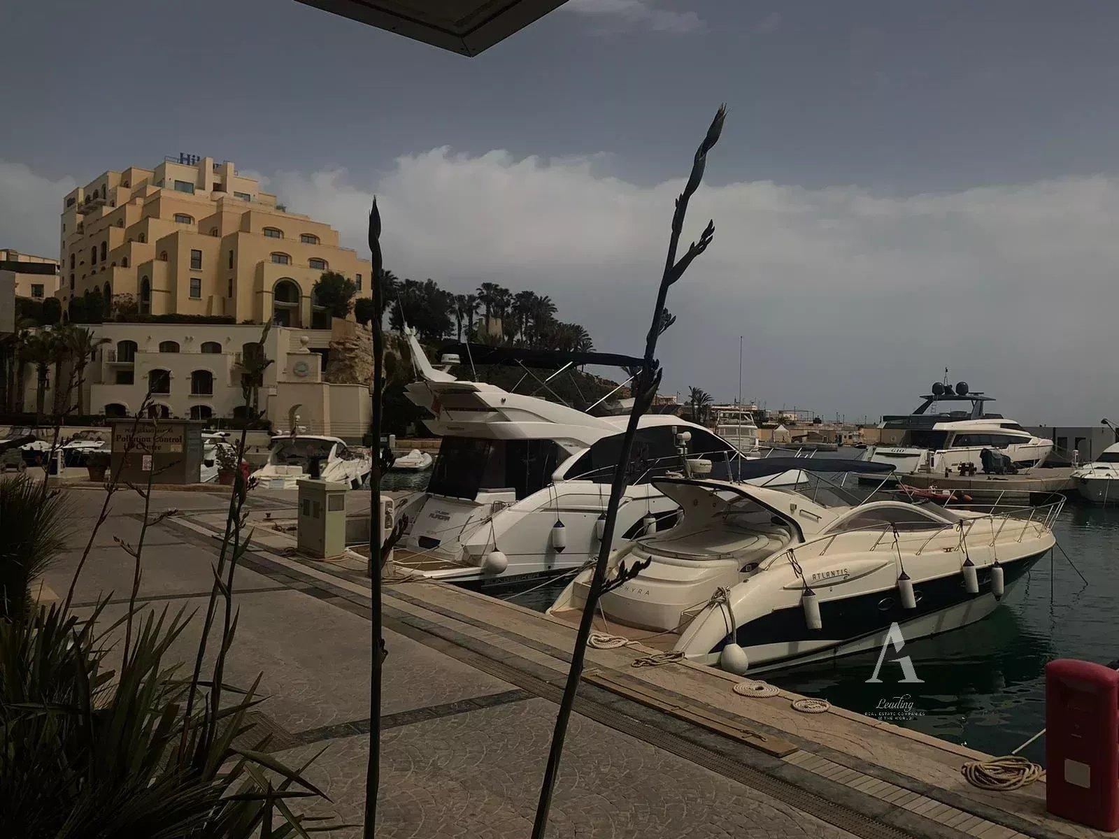 Waterfront Apartment in San Ġiljan — photograph 5