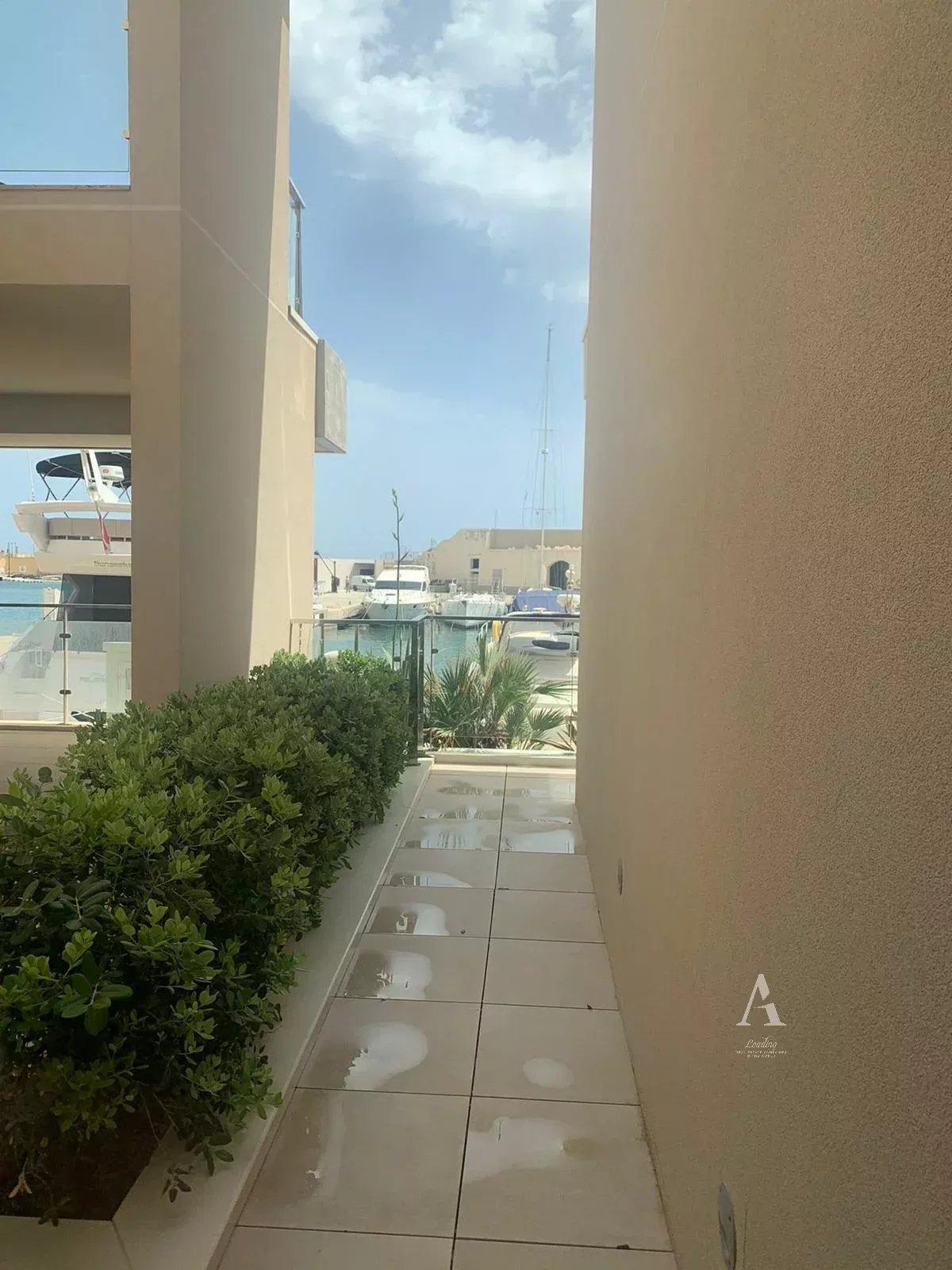 Marina-Side Apartment in San Ġiljan — photograph 3