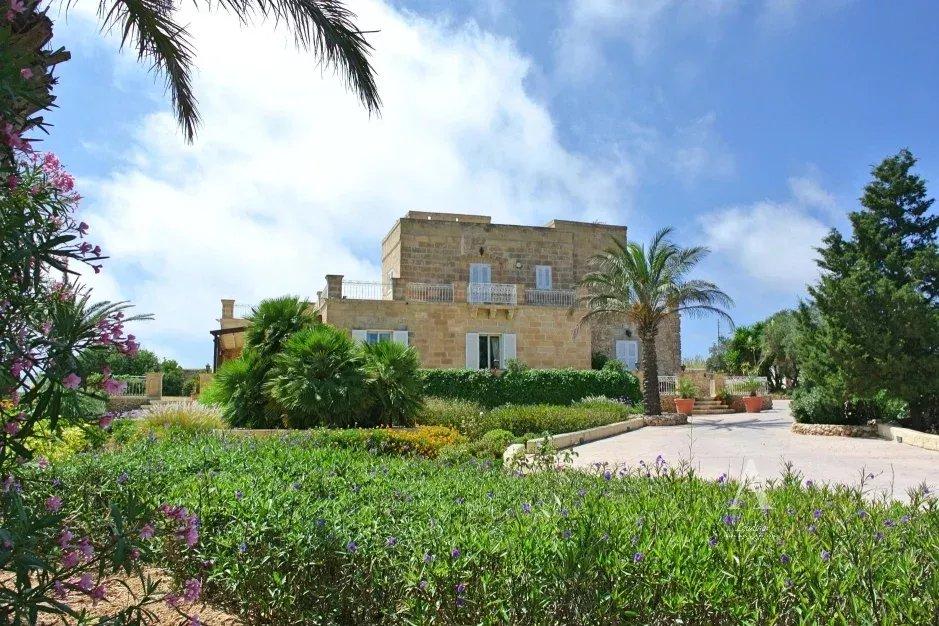 4-Bedroom Villa in Mgarr — photograph 2