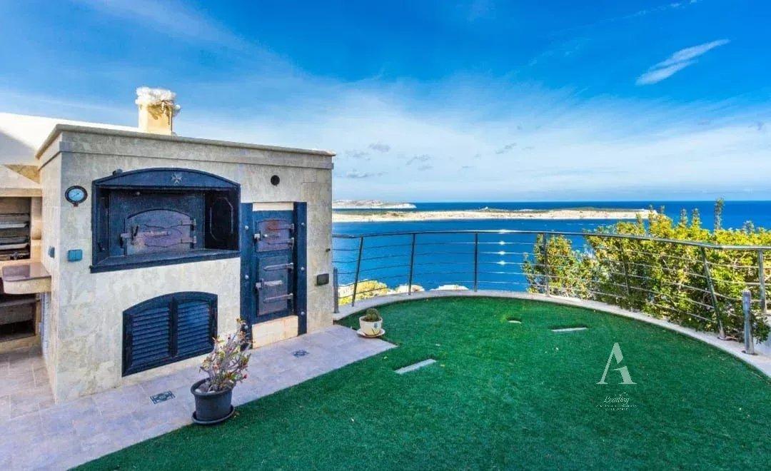 Sea-View Villa in Mellieha — photograph 2