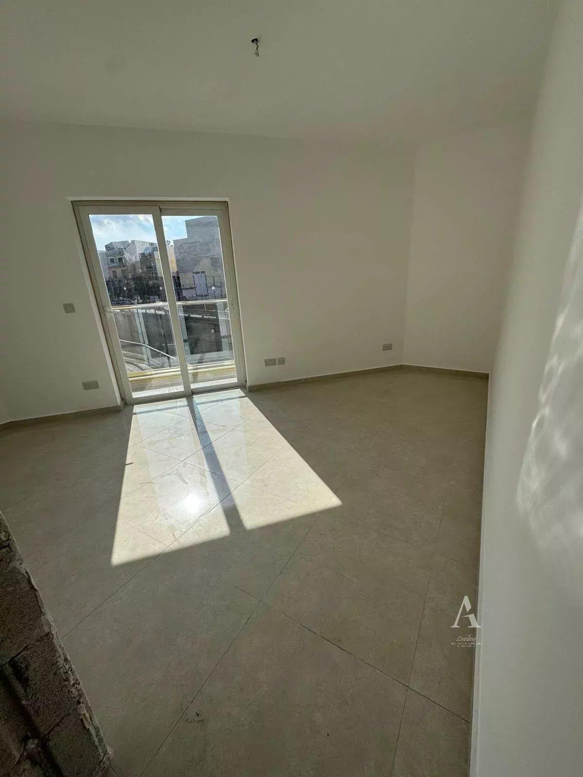 3-Bedroom Apartment in Santa Venera — photograph 5