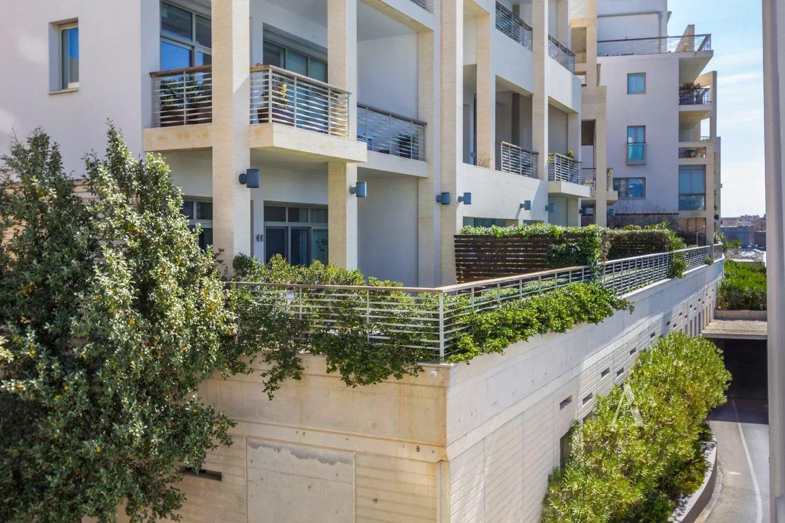 Grand Seafront Apartment in Sliema — photograph 5