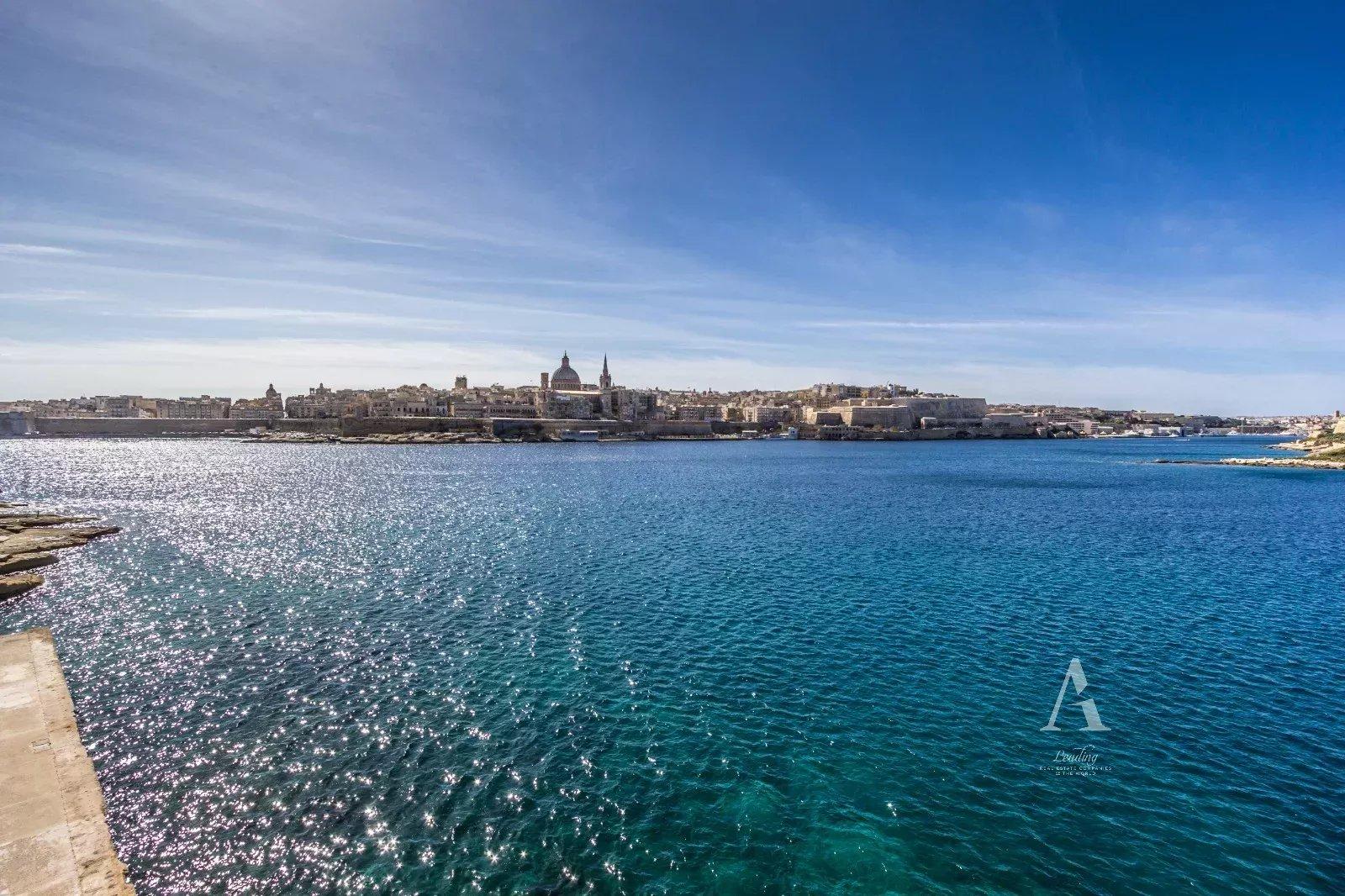 Grand Seafront Apartment in Sliema — photograph 3