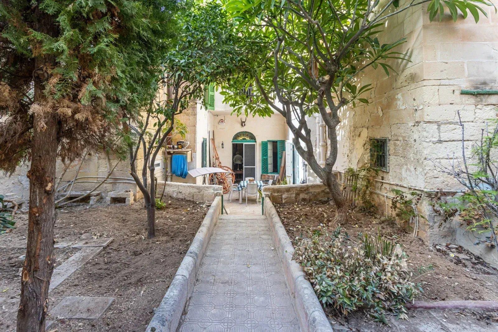 3-Bedroom Townhouse in Sliema — photograph 3