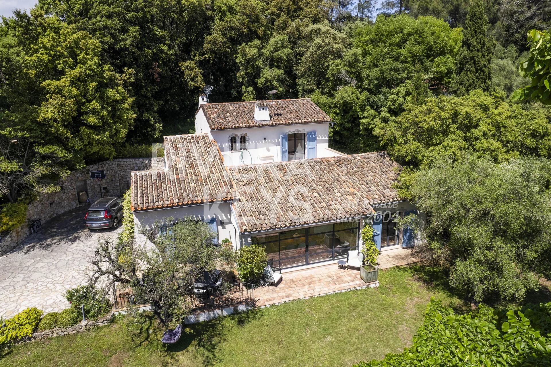 5-Bedroom House in Valbonne — photograph 3