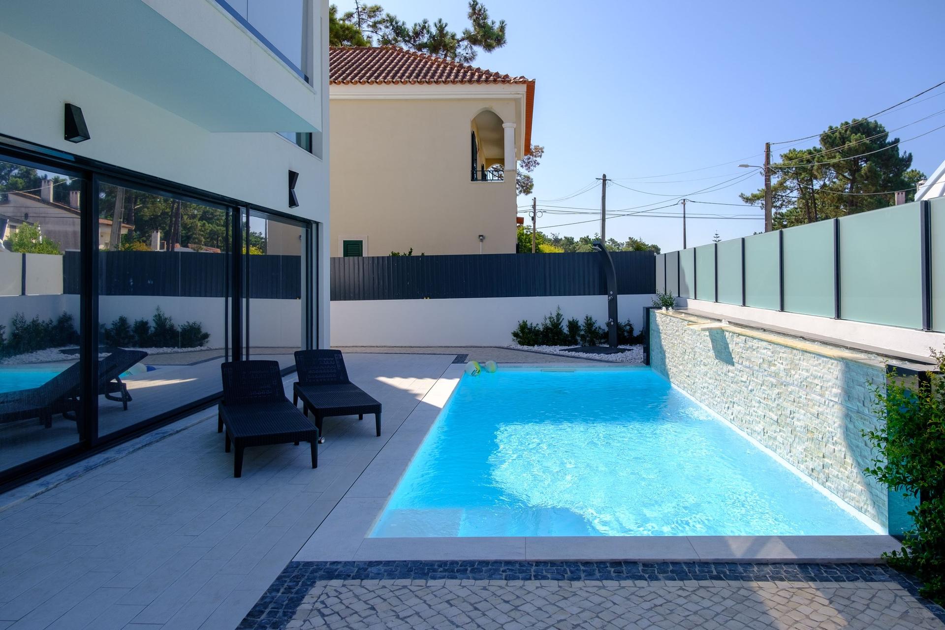 Detached Villa with Pool in Almada — photograph 2