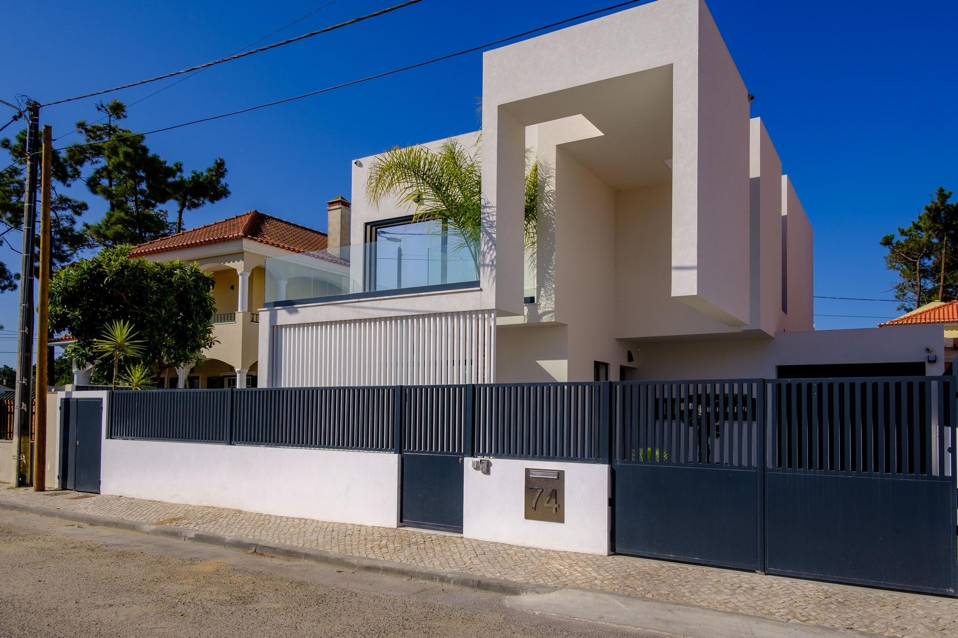Detached Villa with Pool in Almada — photograph 3