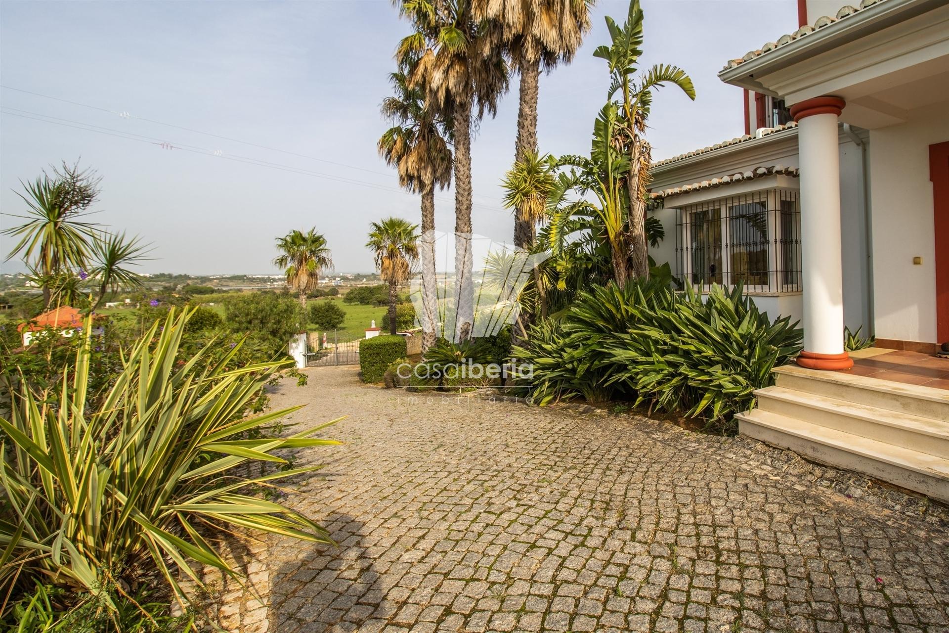 Spacious Villa in Lagos — photograph 2