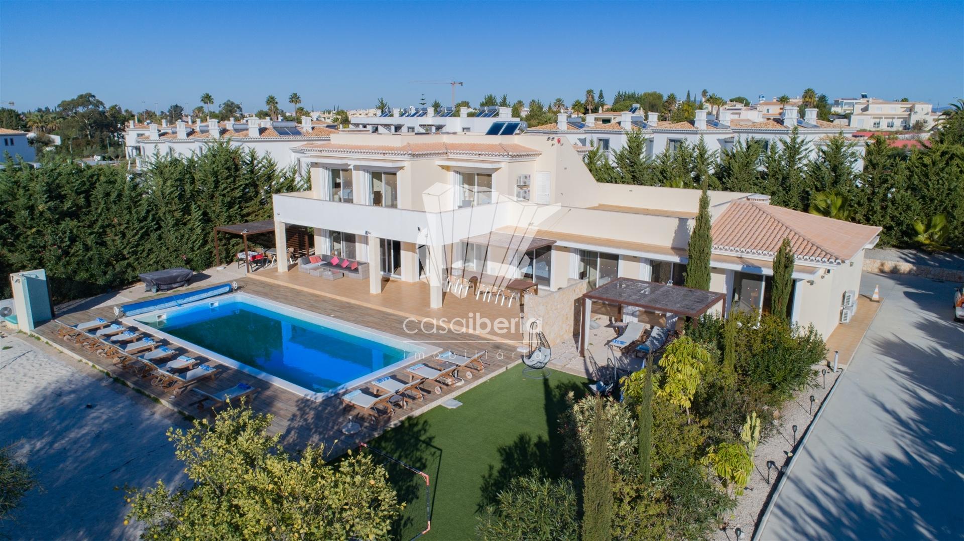 Spacious Family Villa in Lagoa — photograph 2