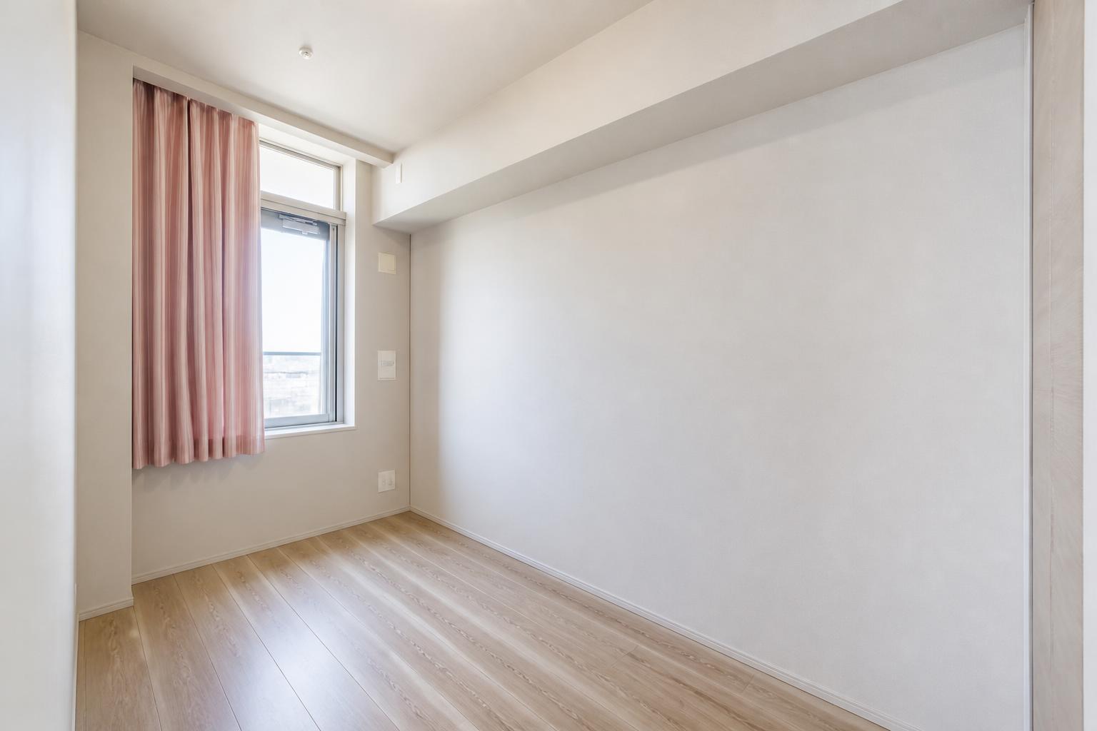 Rail-Linked Dual-Aspect Apartment in Fukuoka — photograph 5